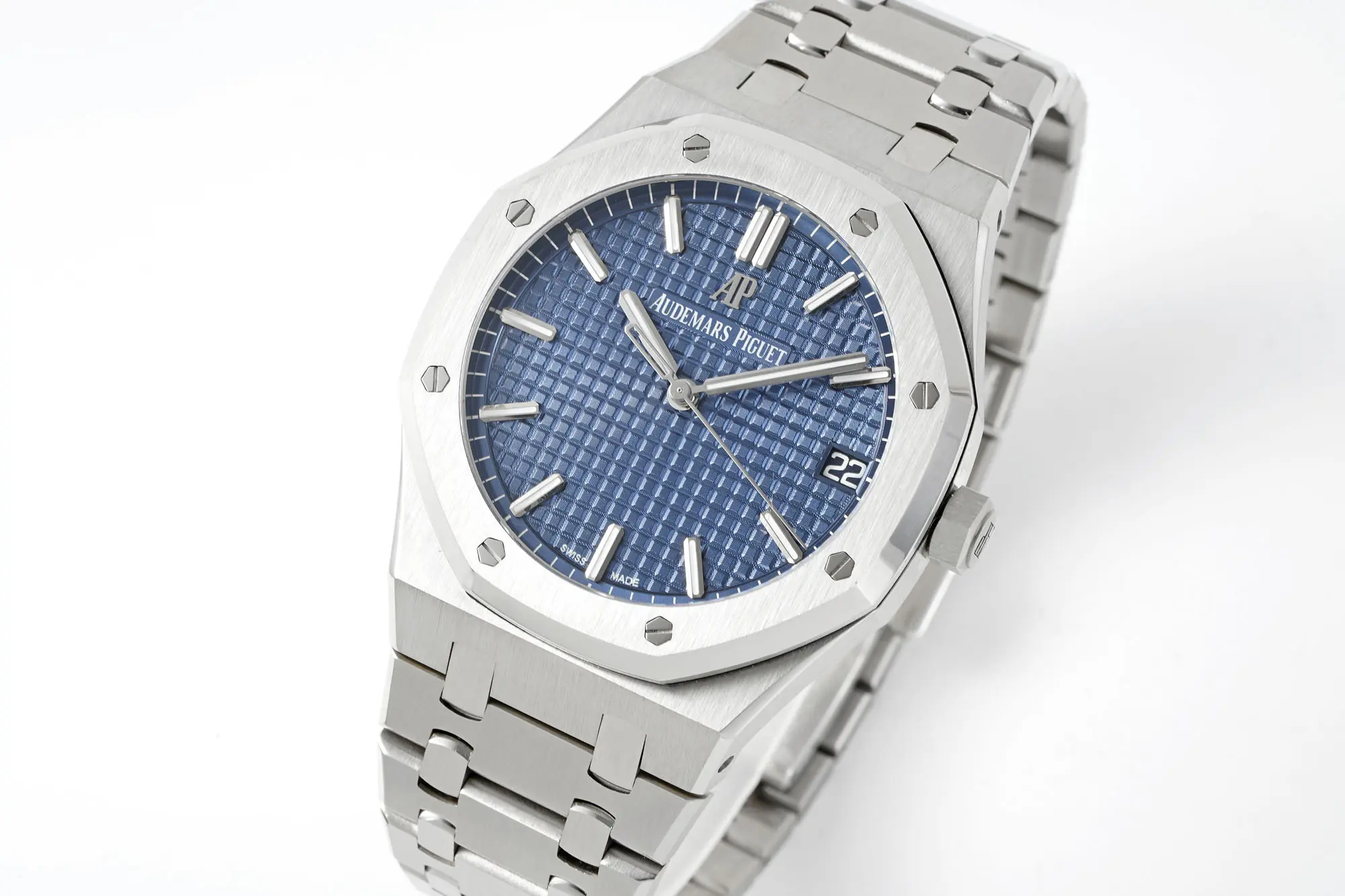 Audemars Piguet Royal Oak Stainless Steel Edition 15500V2 - 41mm x 10mm with Blue Dial, Caliber 4304 Movement, 72 Hour Power Reserve - Image 4