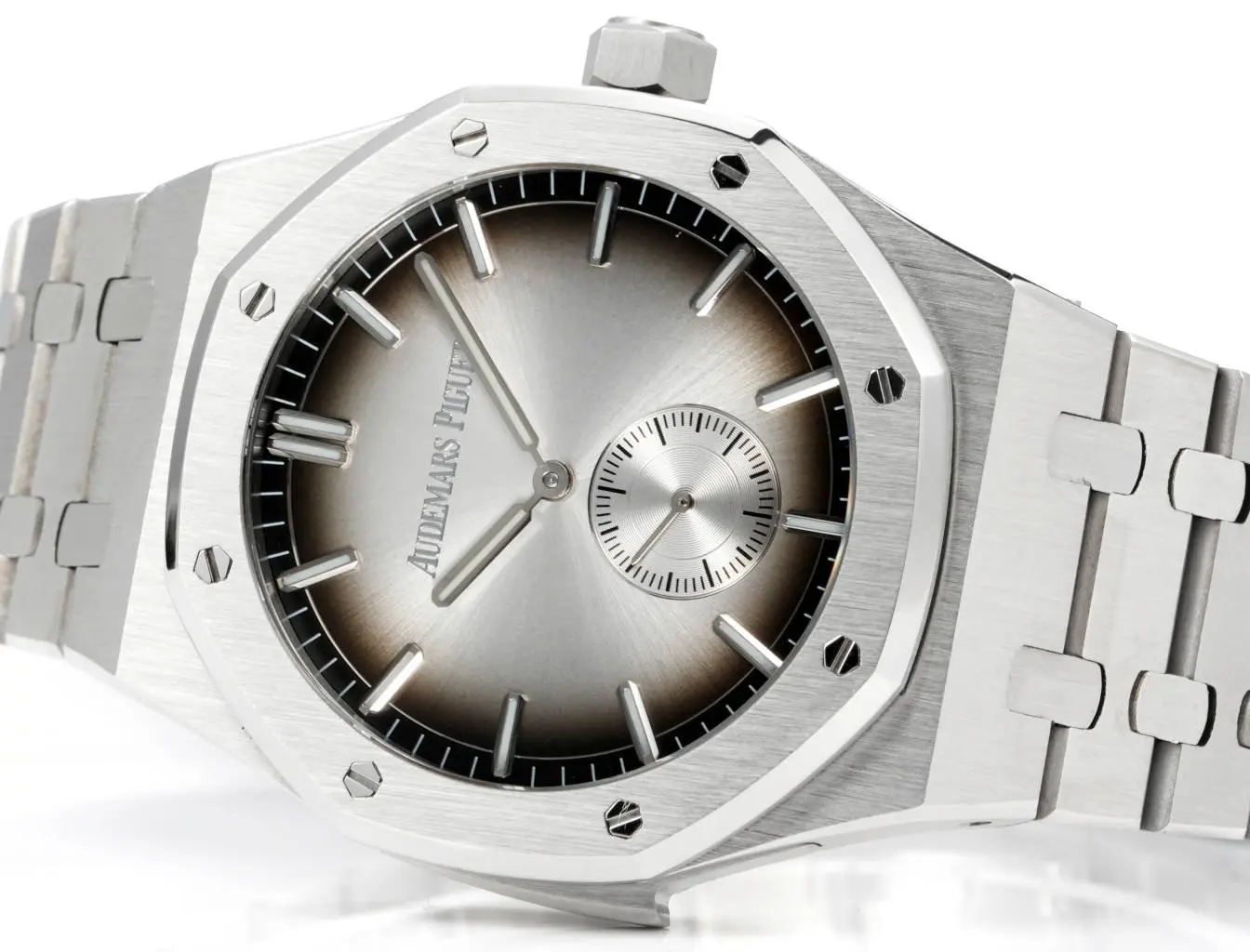 Audemars Piguet Royal Oak Series Men's watch - Silver Stainless Steel Dial with Gradient Grey. - Image 5