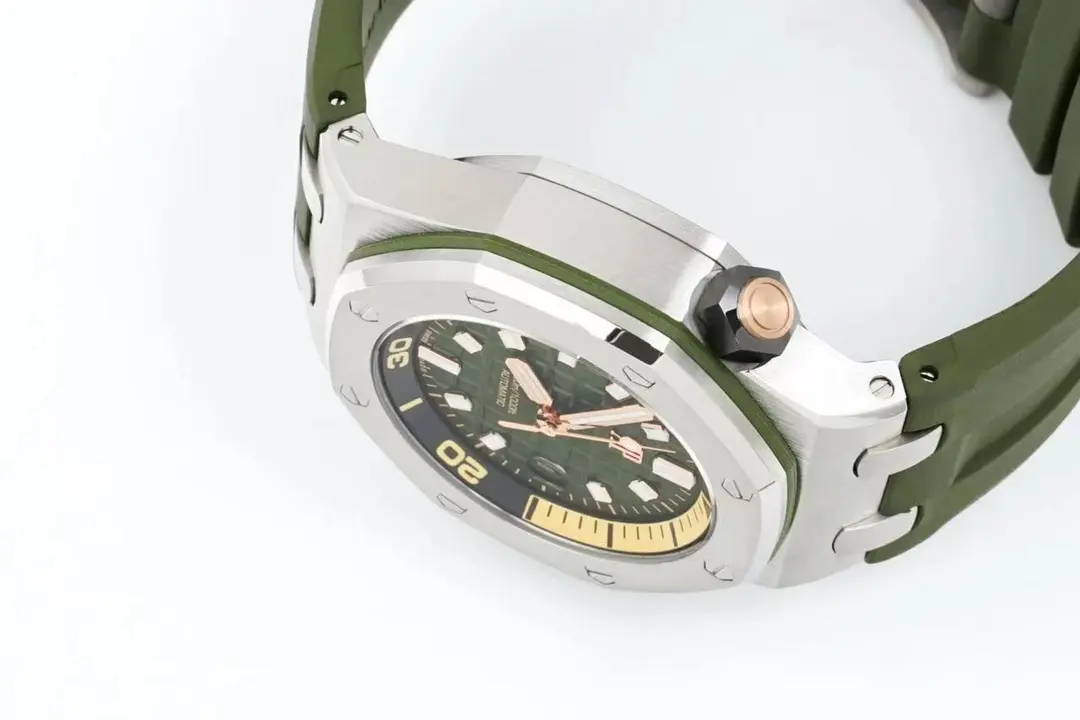 Audemars Piguet Royal Oak Offshore Diver Watch ?C Green Dial, Stainless Steel Case with Rubber Strap, 42mm - Image 8