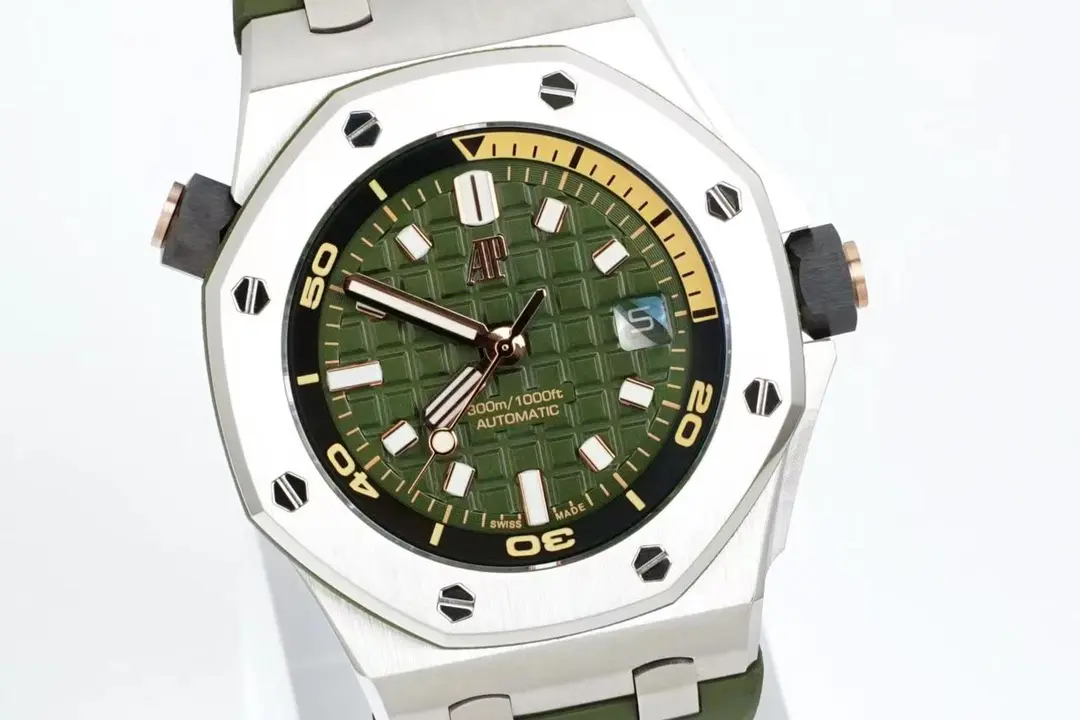 Audemars Piguet Royal Oak Offshore Diver Watch ?C Green Dial, Stainless Steel Case with Rubber Strap, 42mm - Image 9