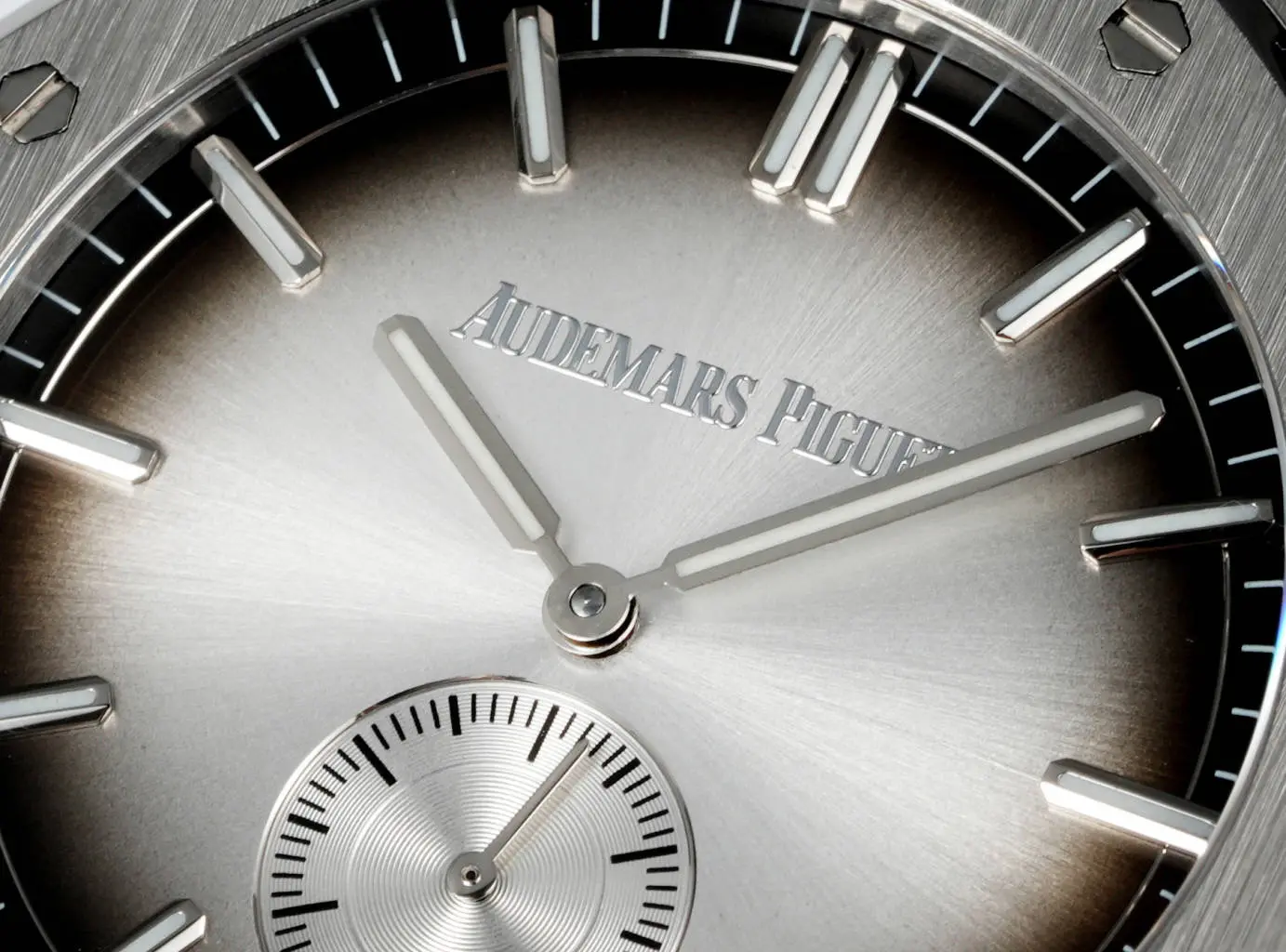 Audemars Piguet Royal Oak Series Men's watch - Silver Stainless Steel Dial with Gradient Grey. - Image 10